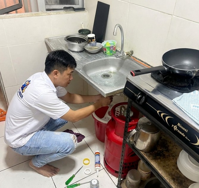 Professional plumber from Ace Plumber Johor Bahru on the job